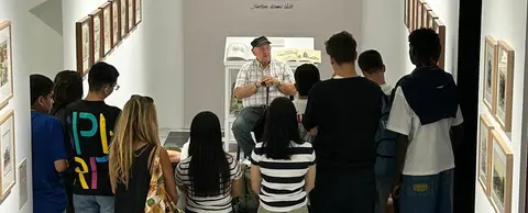 Santiago Alemán rodeado de alumnos del IES Agustín Espinosa.
