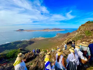 Mujeres bajando el Risco por el sendero.