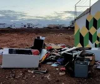 Enseres arrojados al espacio público.