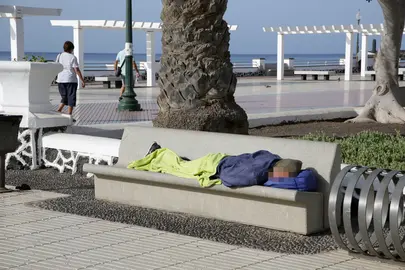 Persona indigente durmiendo en un banco en el Parque Ramírez Cerdá de Arrecife. Foto JL Carrasco.