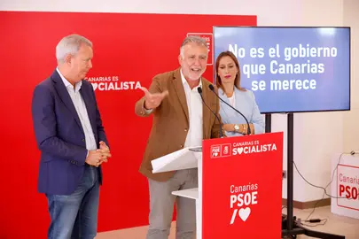 Ángel Víctor Torres, flanquedo por Chano Franquis y Nira Fierro.