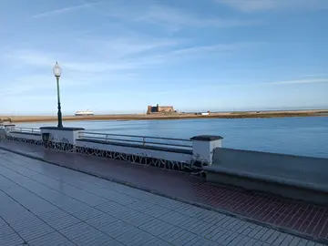 La marina de Arrecife es uno de los espacios más amenzados por el cambio climático en la isla.