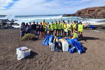 Voluntariado de limpieza de litoral en Yaiza.