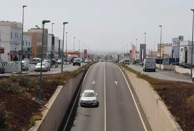 Carretera de Arrecife a San Bartolomé a su paso por Argana. Foto JL Carrasco.