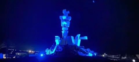 Monumento del Campesino iluminado de color azul.