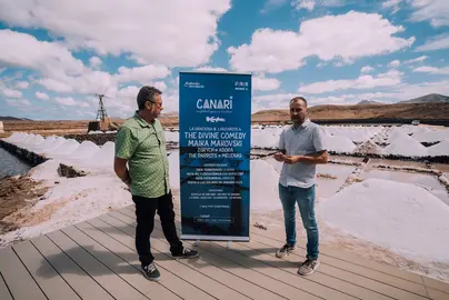 Neftalí Acosta y Carlos Montilla en la presentación de Canari en las Salinas de Janubio.