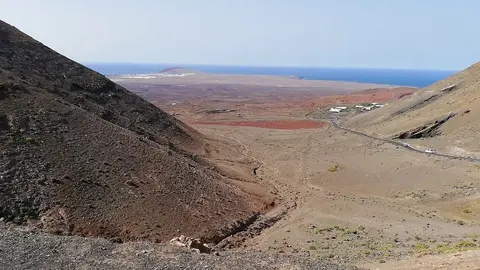 Carretera que une Femés con Playa Blanca.