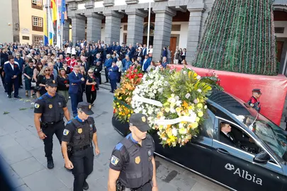 Agentes de la Policía Local escoltan el féretro de Jerónimo Saavedra a su salida de las Casas Consistoriales de Las Palmas de Gran Canaria. EFE, Elvira Urquijo A.