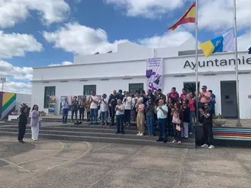 Lectura del manifiesto contra la violencia de la mujer en Tías.