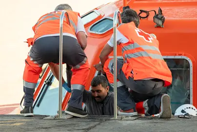 Persona migrante a su llegada a Puerto Naos. Foto EFE, Adriel Perdomo.