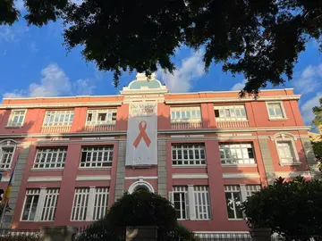 Fachada Dirección General de Salud Púclica con lona del DM del Sida.