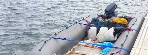 La zodiac amarrada en un pantalán del muelle de Órzola.