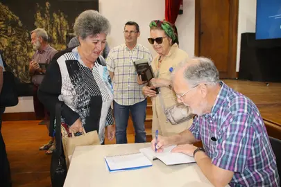Roger Trend firma de libros tras la presentación.
