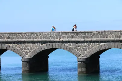 Turistas en los puentes, en Arrecife.