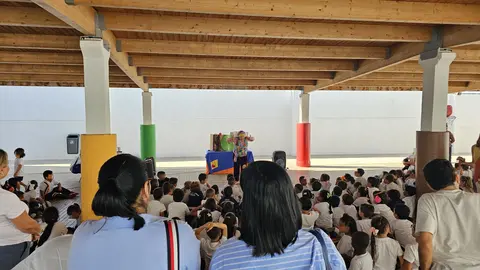 Cathaysa Suárez y Abigail González en el espectáculo de títeres.