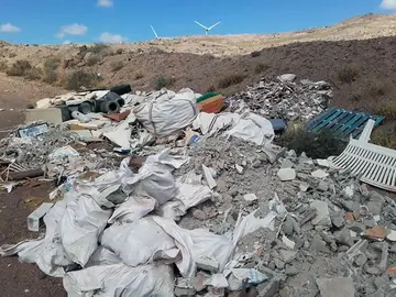 Vertido de escombros en la capital. Imagen de archivo.