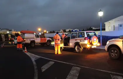 Recursos de Protección Civil prestando atención ciudadana.