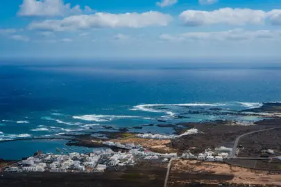 Panorámica del pueblo de Órzola, su dársena y su puerto. Foto Turismo Lanzarote.