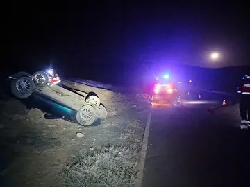 Vehículo volcado en Costa Teguise.