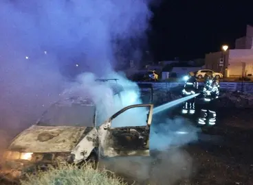 Vehículo calcinado en Órzola.