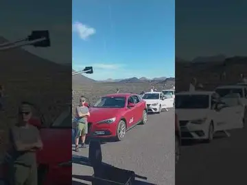 Turistas pisando coladas protegidas.