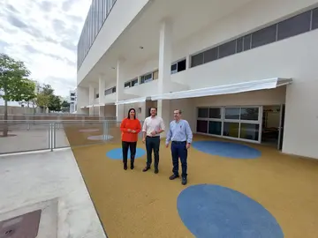 Visita del alcalde y la concejal de Educación al CEIP La Destila.