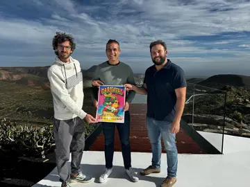 Diseñador Cartel Haría junto a diseñador.