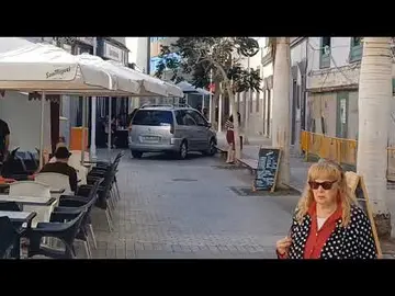 Conductor circulando por zona peatonal.