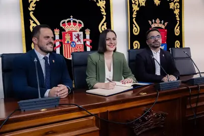 Visita oficial de la consejera de Universidades, Ciencia e Innovación, y Cultura del Gobierno de Canarias al Ayuntamiento de Arrecife. Firma en el libro de honor.