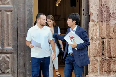 Marcos Bergaz con Reyes y  Galán a la salida del pleno Teguise.