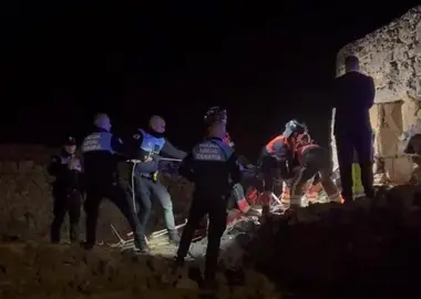 Rescate de la pareja que se cayó al interior del molino.