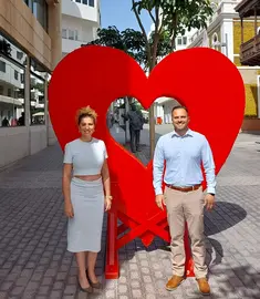 El alcalde de Arrecife y la concejala de Comercio hoy en la zona comercial abierta de la capital de la isla, para apoyar las acciones del comercio por San Valentín.