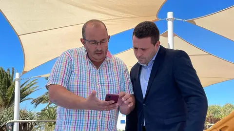 El alcalde de Yaiza y el concejal de Limpieza, Rubén Arca.