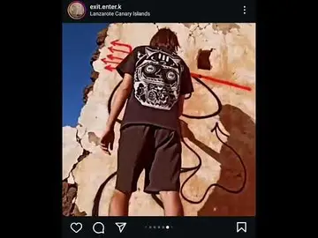 "Artista" italiano pintando en una pared de Lanzarote.