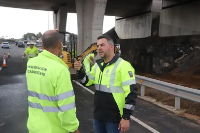 El vicepresidente y responsable de Obras junto a trabajadores de carreteras.