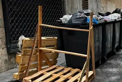 Enseres en la vía pública.