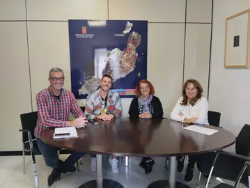 Marci Acuña en la reunión con los colectivos.