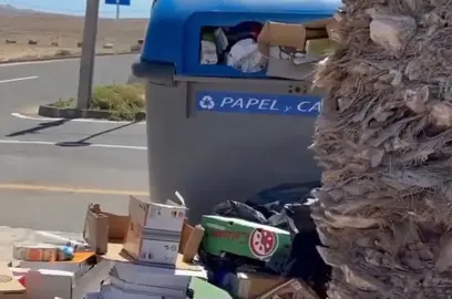 Contenedores en Famara.