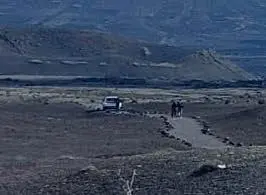 Vehículo por el sendero del Volcán del Cuervo