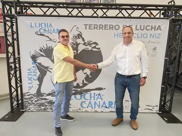 El consejero de Deportes, Juan Monzón, junto al presidente de la Federación en Lanzarote.