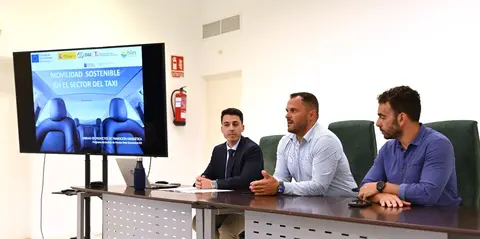 El director general de Energía del Gobierno de Canarias junto al alcalde de Arrecife y el concejal de Movilidad y Transportes.