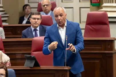 Luis Campos en el Parlamento de Canarias.