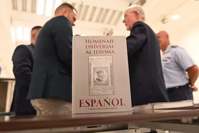 El alcalde junto al académico Ignacio Buqueras , y asistentes a la conferencia.