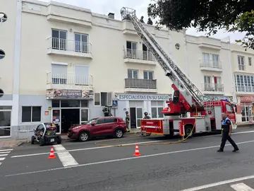 Bomberos apagando el fuego.