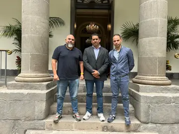 Yoné Caraballo con representantes del transporte sanitario.