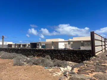 Viviendas okupadas en Playa Blanca.