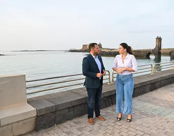 Arrecife organiza las Jornadas Interiorizar la naturaleza, por el Día Mundial del Medio Ambiente. El alcalde junto a la concejala de Medio Ambiente.