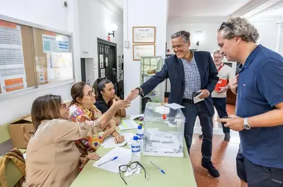 J. Fernando López Aguilar votando