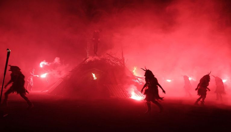 Diablos en la hoguera de San Juan de Haría.