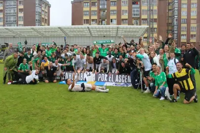 Los jugadores del Yaiza celebran el triunfo